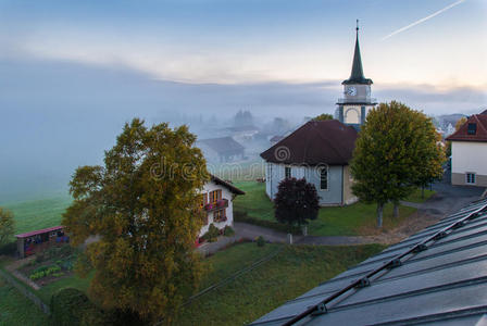 瑞士，一个多雾的冬天早晨。
