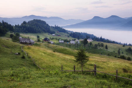 日出前的山区乡村景观