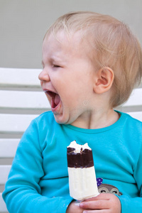 快乐的小孩吃冰淇淋