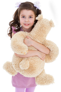 女孩抱着她的泰迪熊。