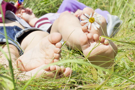 小脚放在草地上照片