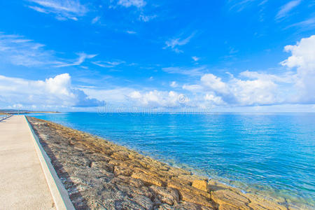 海上的防波堤路