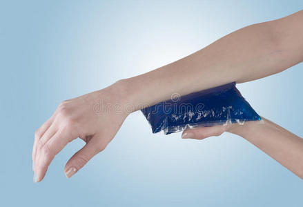 冰凝胶包在肿胀的手腕上。