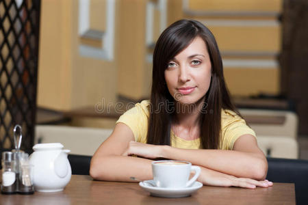 咖啡馆里的女人喝咖啡