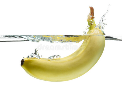 香蕉，香蕉在清水中飞溅
