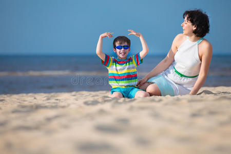 母子俩在热带海滩享受时光图片