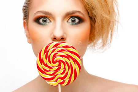 女人舔糖果
