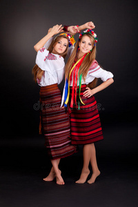 身着乌克兰服装的年轻女子