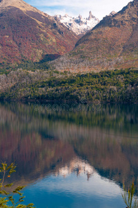 巴塔哥尼亚古铁雷斯湖的秋色