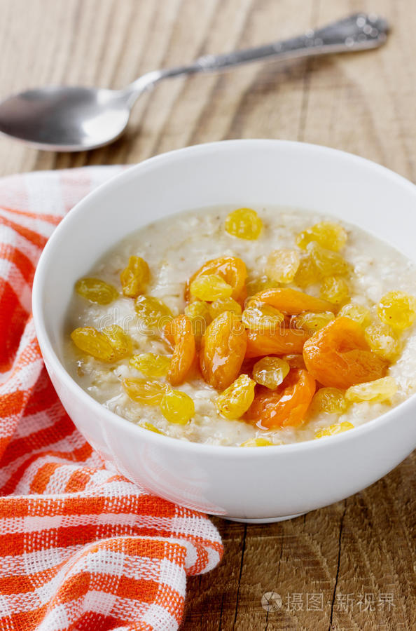 葡萄干杏干蜂蜜粥