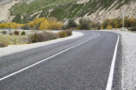 山间旋转道路图片