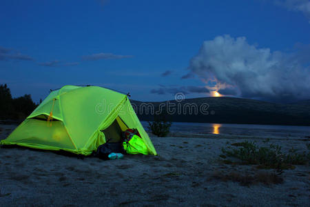 山湖附近帐篷的夜景