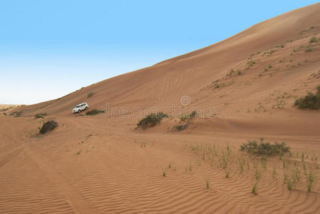 阿拉伯沙漠中的沙丘骑行