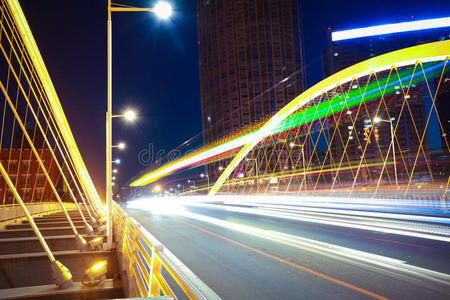 弧形桥梁梁公路汽车灯光小道城市夜景