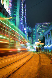 香港街景建筑背景上的路灯小径