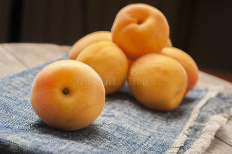 老木桌上的鲜杏