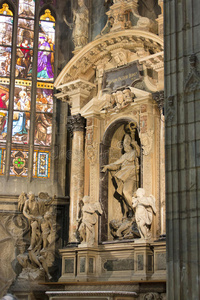 米兰大教堂内的建筑图片