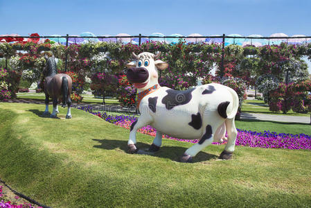 牵牛花与奇迹花园中的奶牛雕塑照片