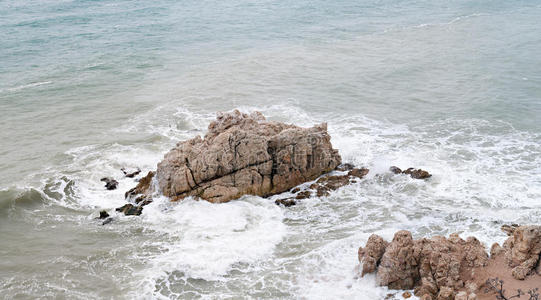 海上的岩石