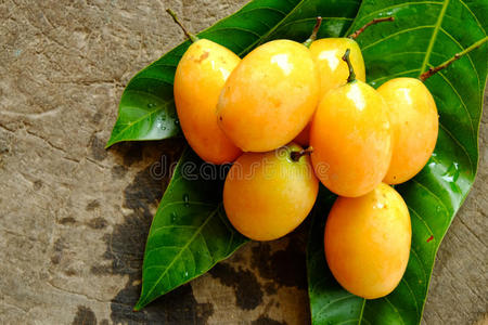 马里安梅子热带水果图片