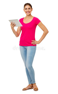 自信女性手持数字平板电脑的画像