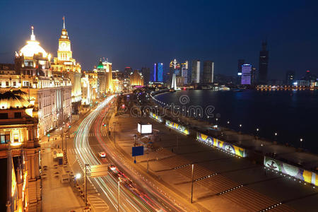 上海外滩夜景欧式建筑鸟瞰图图片