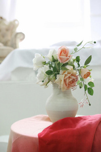 漂亮的古典房间，有复古桌子花瓶和鲜花心形装饰品和图片