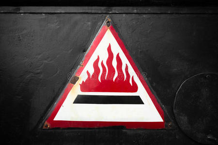 生锈的旧警示牌图片