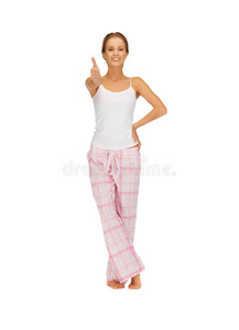 穿着棉质睡衣的女人竖起大拇指图片