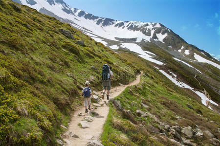 一家人在阿尔卑斯山散步