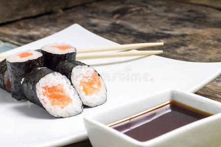 白盘子上的makisushi。海鲜传统寿司卷