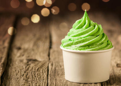 一桶旋转的奶油绿色意大利冰淇淋