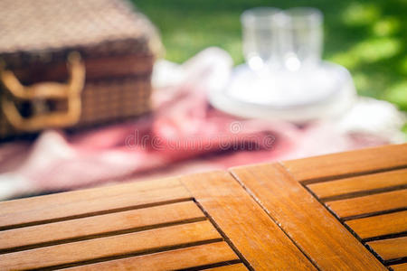 空板条木制野餐桌