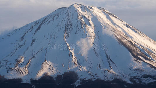 日本世界遗产富士山山顶积雪图片