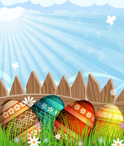 复活节彩蛋在草地上的一个木栅栏旁