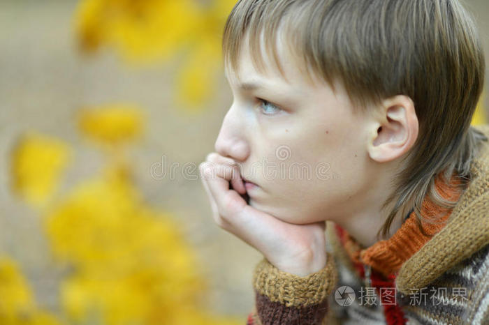 一个悲伤的小男孩在户外的画像