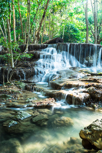 泰国华美卡明森林深处的瀑布图片