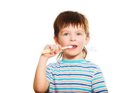3岁的男孩刷牙