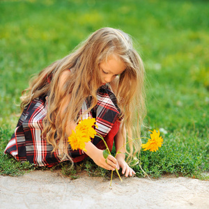 可爱的小女孩带着花在夏天的额外津贴