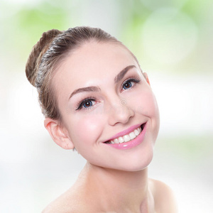 女人笑着脸上长着健康的牙齿照片