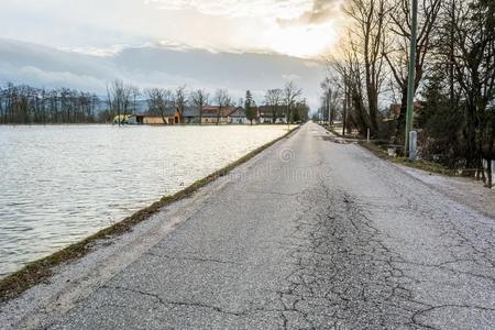 沿水淹田行驶的道路