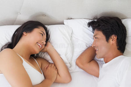 幸福的夫妻躺在床上聊天