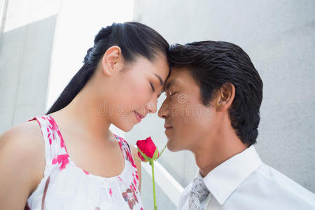 向女友献红玫瑰的男人图片