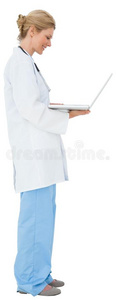 穿着实验室外套的金发医生用笔记本电脑