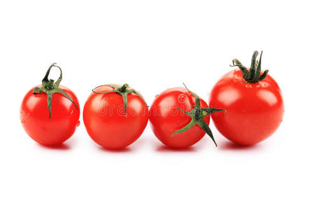 一排新鲜的西红柿。