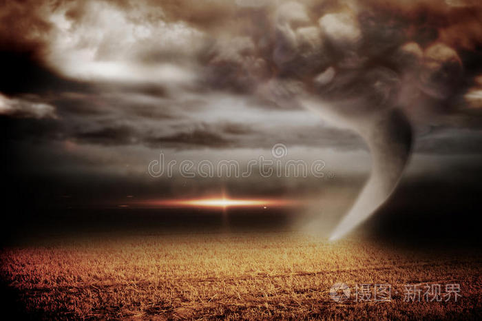 狂风暴雨的天空伴随着龙卷风飞过田野