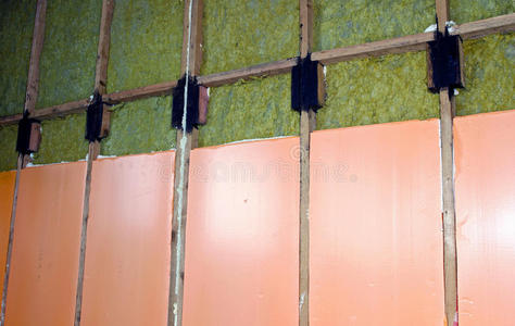 具有不同类型隔热层的框架房屋的墙壁