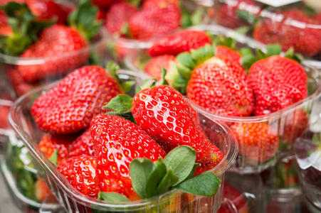 生态市场上的新鲜草莓