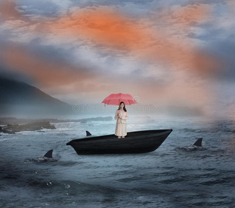 一个漂亮的女商人在帆船上举着红色的伞