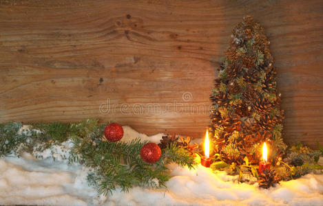 有冷杉树枝的圆锥形圣诞树